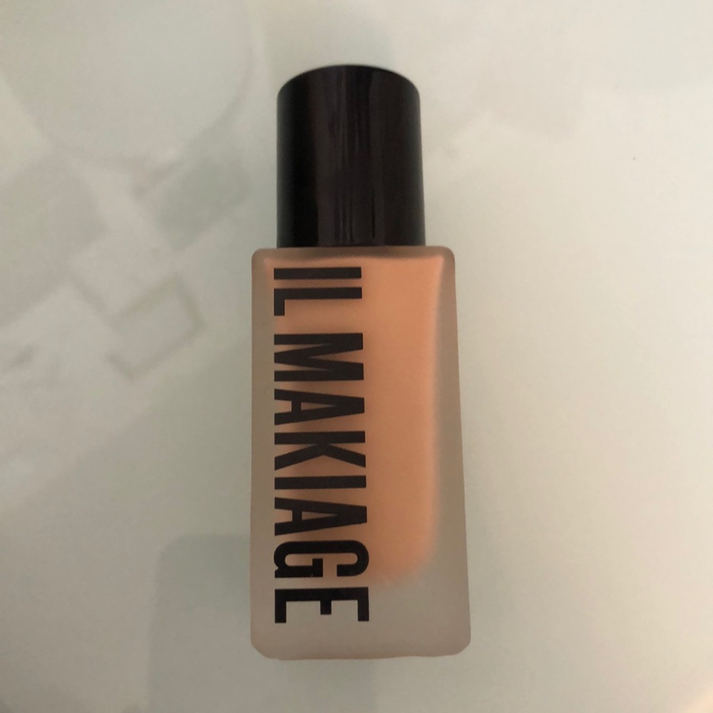 IL MAKIAGE Woke Up Like This Foundation